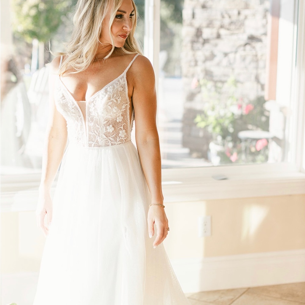 Beautiful size 4 wedding dress